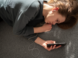 attachment styles, technology habits, attachment theory technology, digital communication attachment, tech habits relationships, secure attachment online, anxious attachment technology, avoidant attachment digital, relationship patterns technology, tech use attachment styles